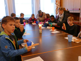 Symbolische Mantelteilung mit den Kommunionkindern (Foto: Karl-Franz Thiede)